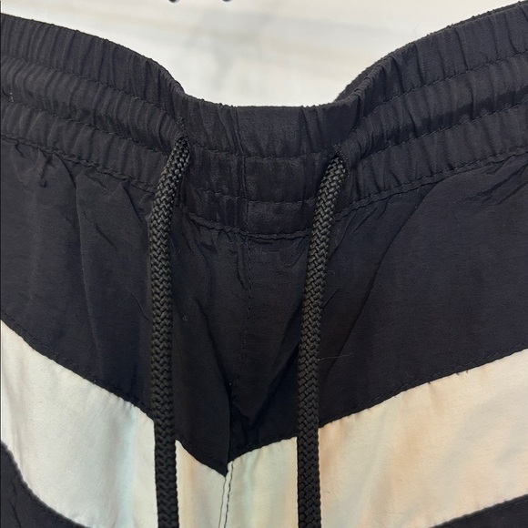 ✨ANY 2 FOR 15 ANY 3 FOR 20✨- Forever 21 Men's Black Swim Shorts - Picture 4 of 9